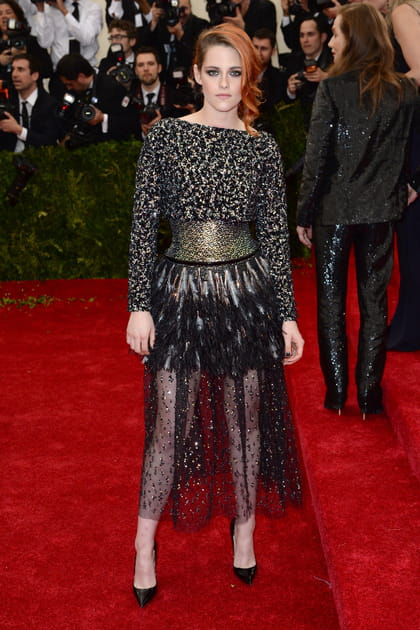 Kristen Stewart en robe en tulle brodée de sequins et plumes noir et or Chanel