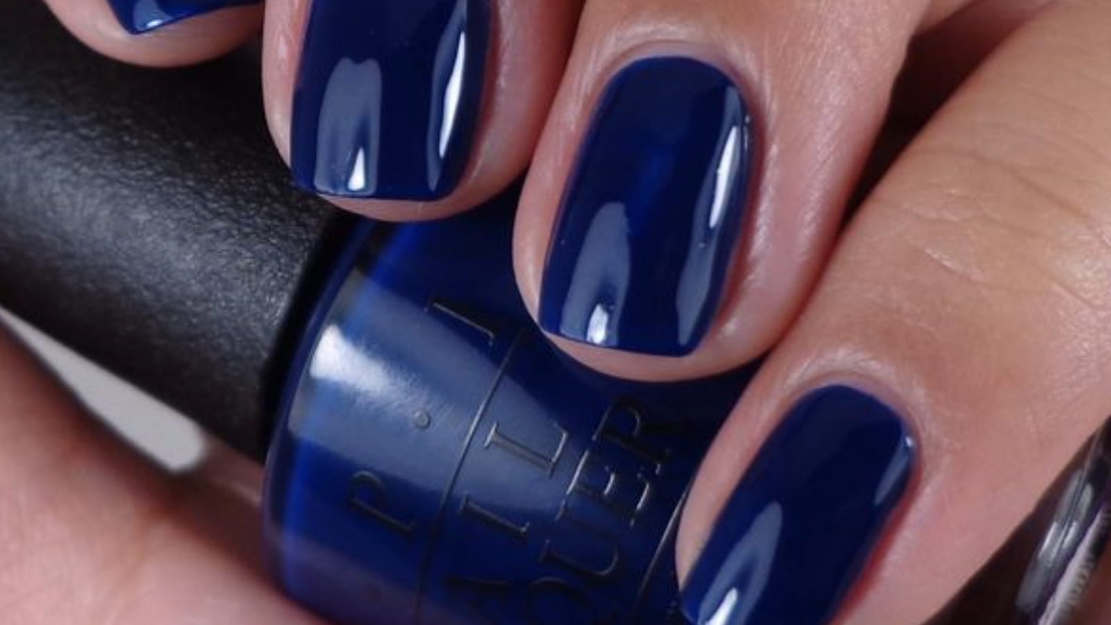 Des ongles bleu marine