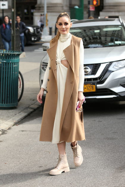 Olivia Palermo en trench sans manches et robe nou&eacute;e au d&eacute;fil&eacute; PatBo
