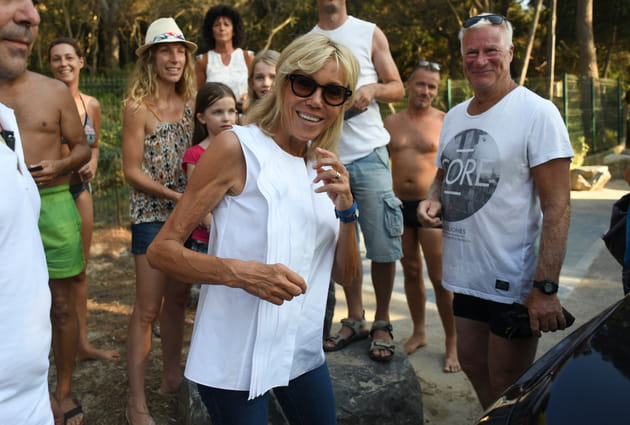 Brigitte Macron, tout sourire entourée des vacanciers