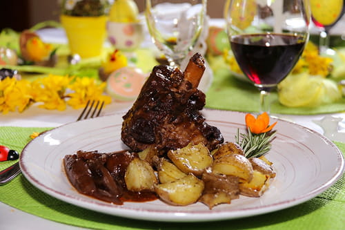 Souris d’agneau braisée au vin rouge et aux échalotes