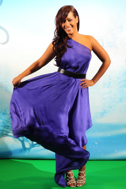 Amel Bent en robe longue violette asym&eacute;trique