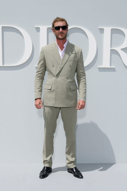 Pierre Casiraghi en ensemble de costume clair et chemise blanche