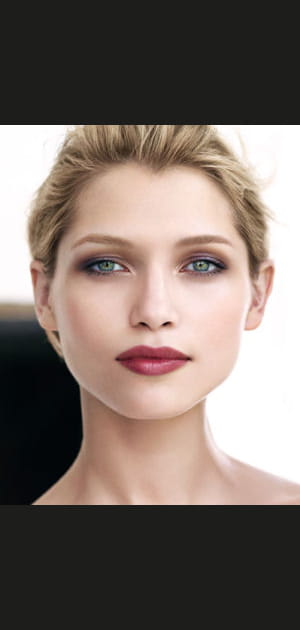 Maquillage&nbsp;: bouche rouge fonc&eacute;e