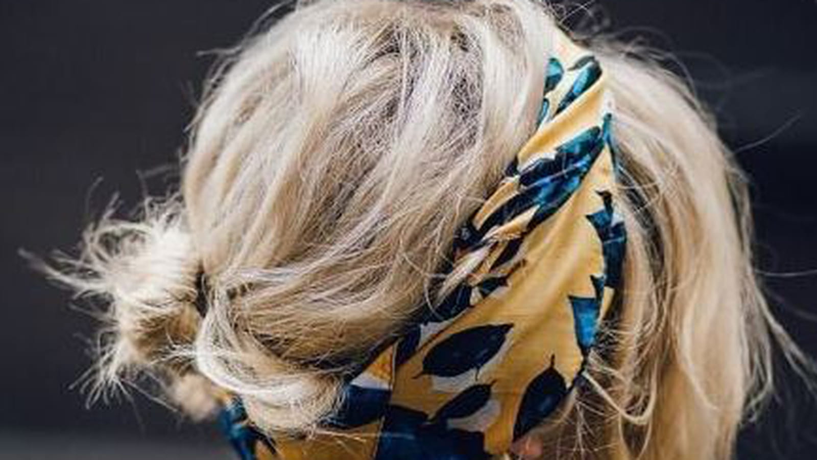 Le foulard noué 