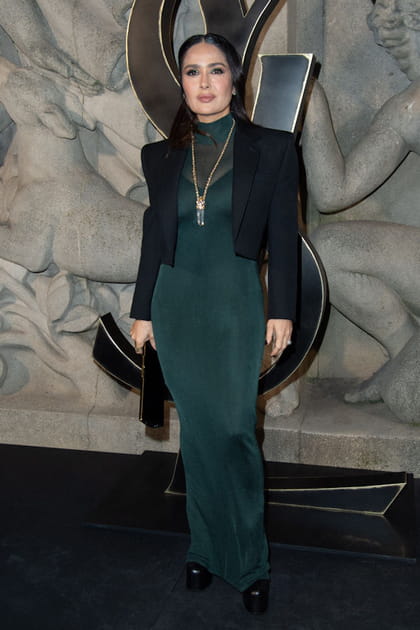 Salma Hayek en robe transparente verte et mini blazer Saint Laurent