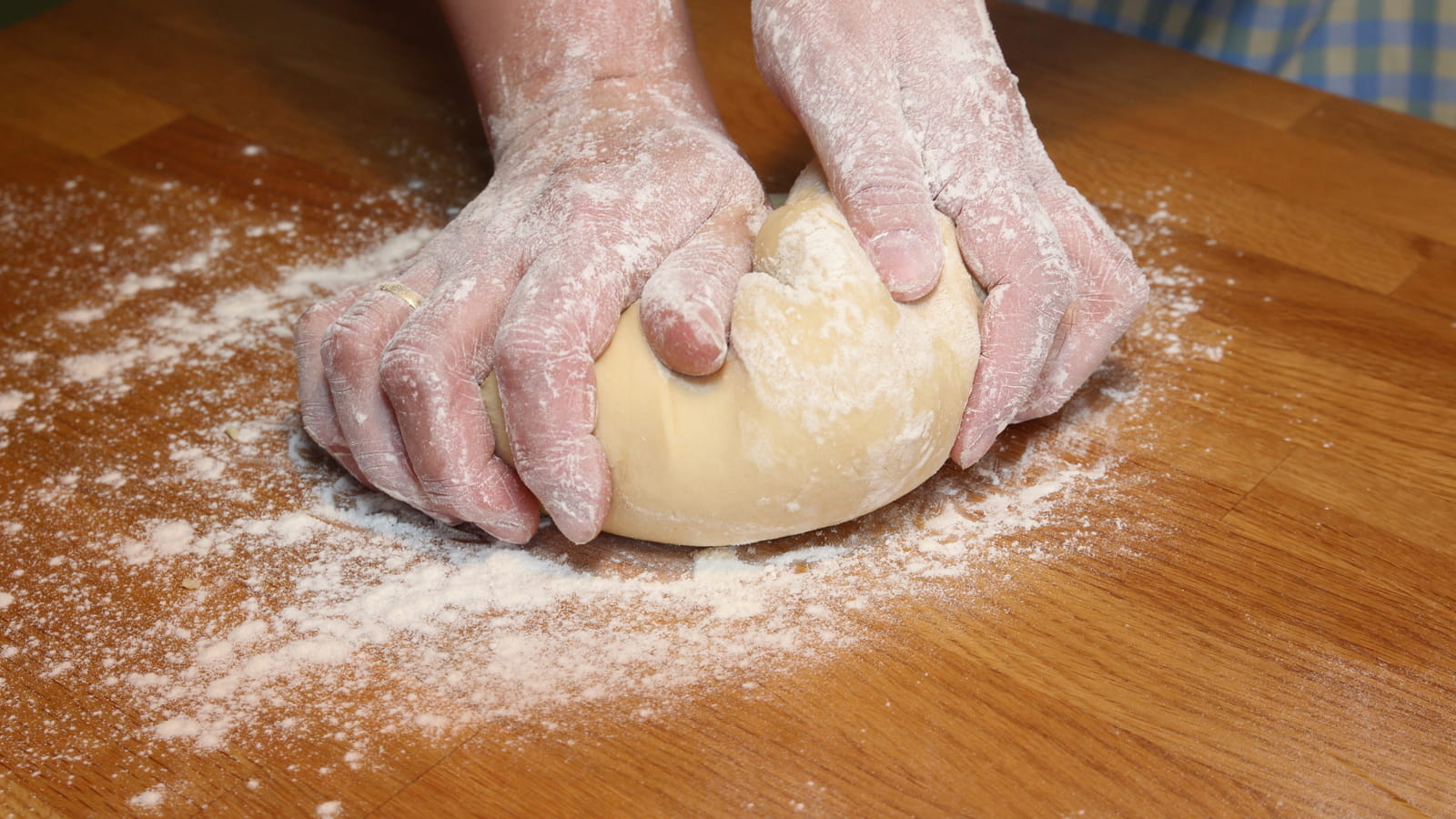 Trop pétrir une pâte à tarte