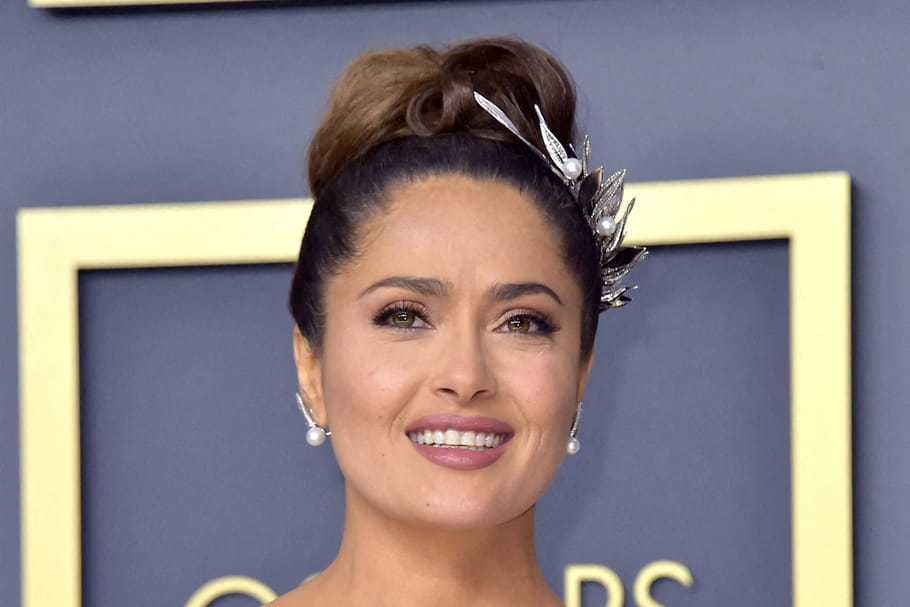 Confinée, Salma Hayek affiche fièrement ses cheveux blancs