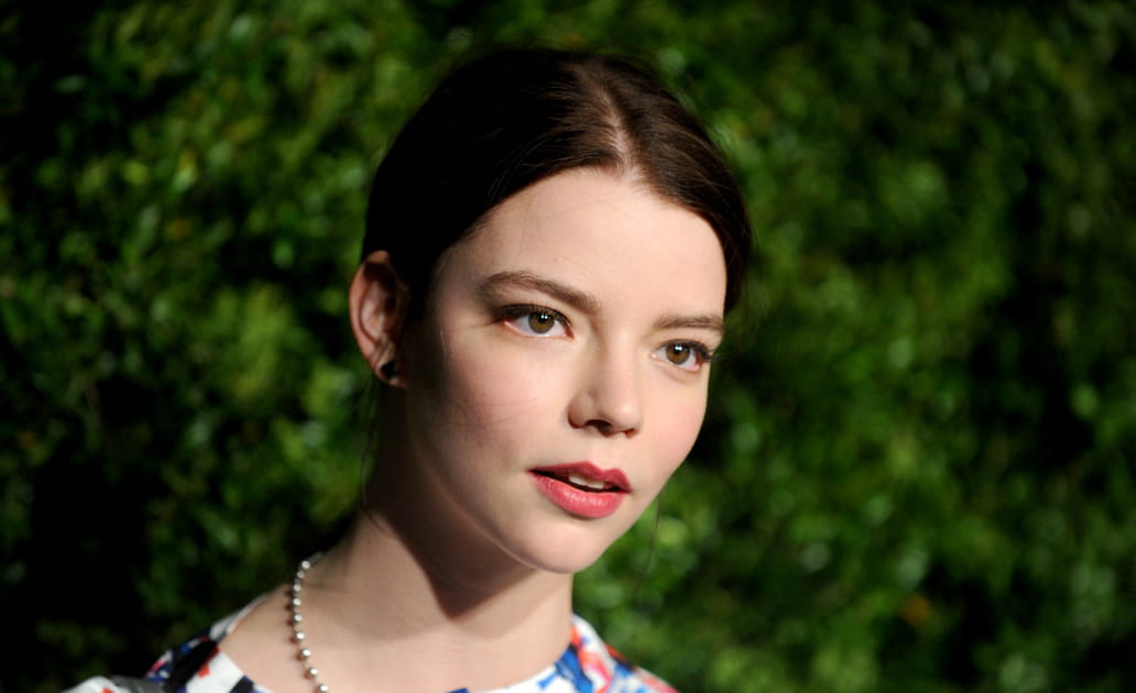 Les cheveux attach&eacute;s d'Anya Taylor-Joy