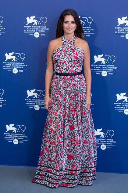 Penélope Cruz en robe longue imprimée et bretelles croisées Chanel