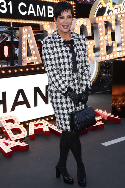 Kris Jenner en ensemble en tweed noir et blanc Chanel