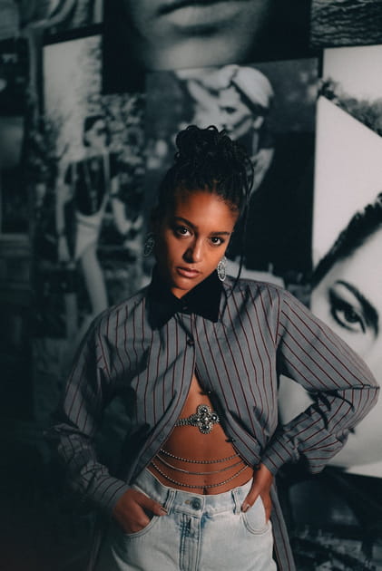 Lary en chemise longue au d&eacute;fil&eacute; Chanel printemps-&eacute;t&eacute; 2023