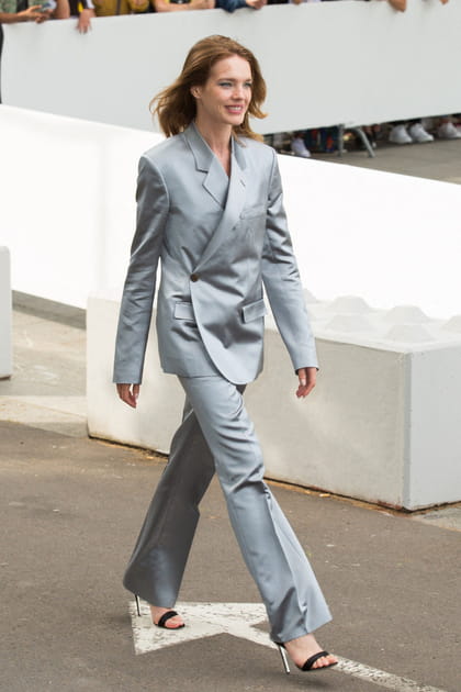 Natalia Vodianova en veste grise croisée de costume