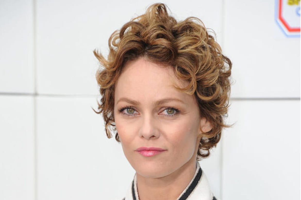 Vanessa Paradis Fraiche Avec Ses Cheveux Courts Boucl s