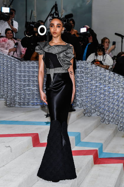 FKA Twigs en robe noire satin&eacute;e Maison Margiela