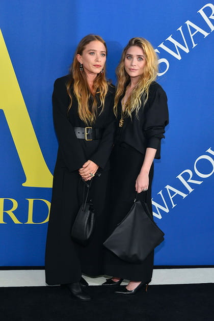 Mary-Kate Olsen en robe noire ceinturée, Ashley Olsen en robe noire et petite veste assortie