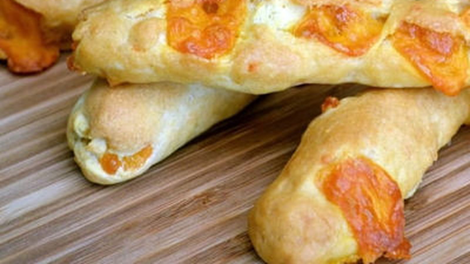 Petites baguettes au cheddar et à la moutarde