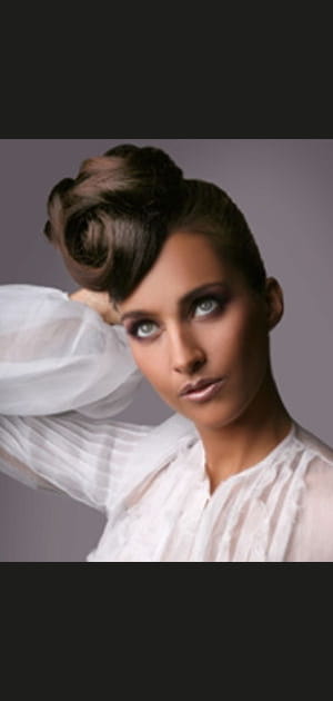 Chignon haut &agrave; fleur