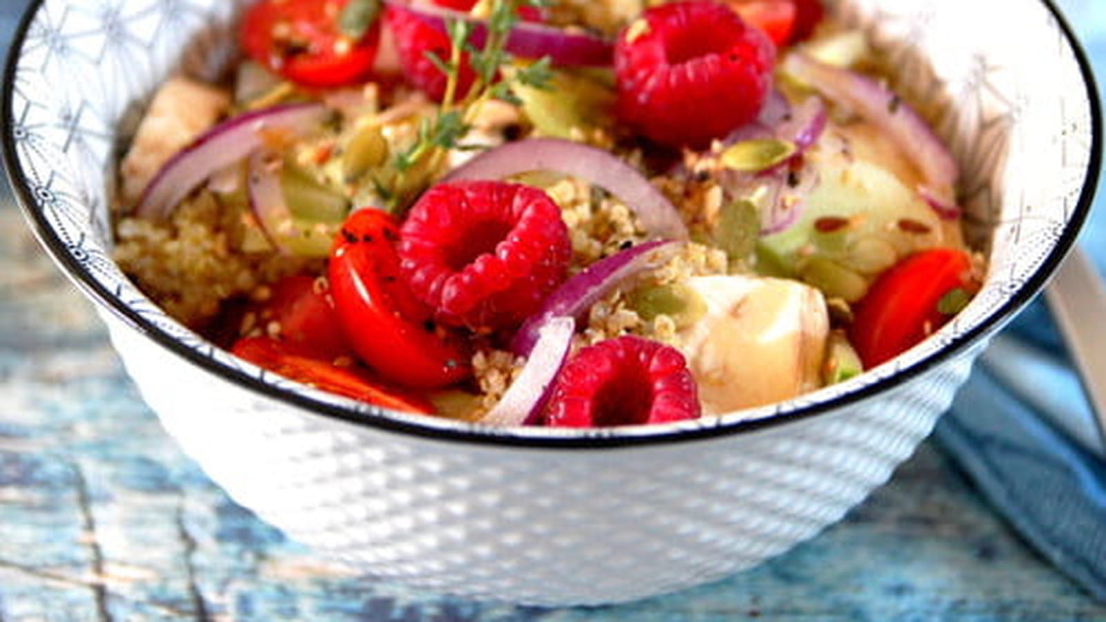 Salade healthy au quinoa, légumes et framboises