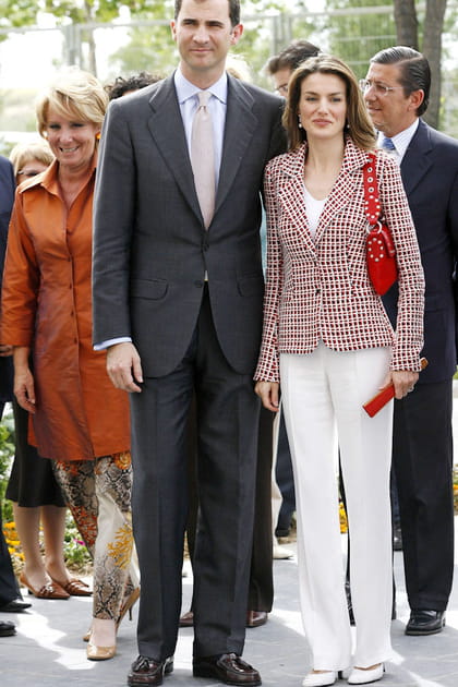 Letizia d'Espagne en blazer &agrave; carreaux rouge et blanc et sac port&eacute; &eacute;paule rouge