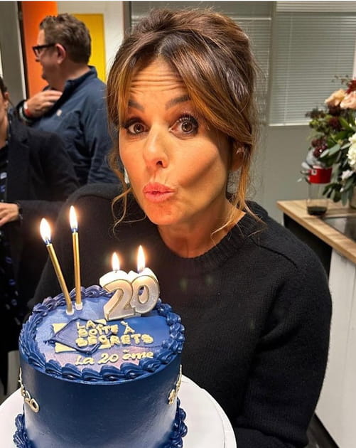 Faustine Bollaert a trouv&eacute; le chignon parfait pour les f&ecirc;tes