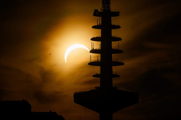 En Allemagne, la Lune cr&eacute;e un alignement hypnotique au-dessus de Hambourg
