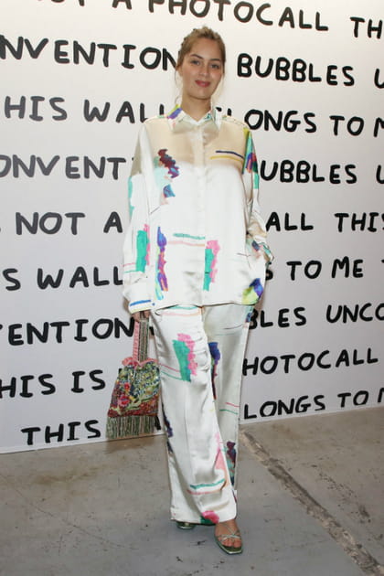 Marie-Ange Casta en ensemble satin&eacute;