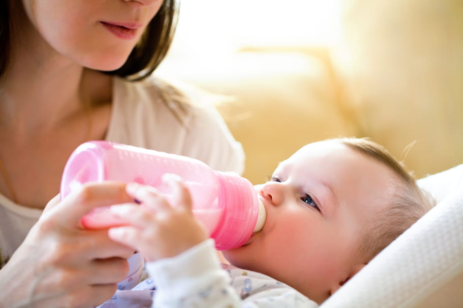 Bébé intolérant au lait de vache : quel lait lui donner ?