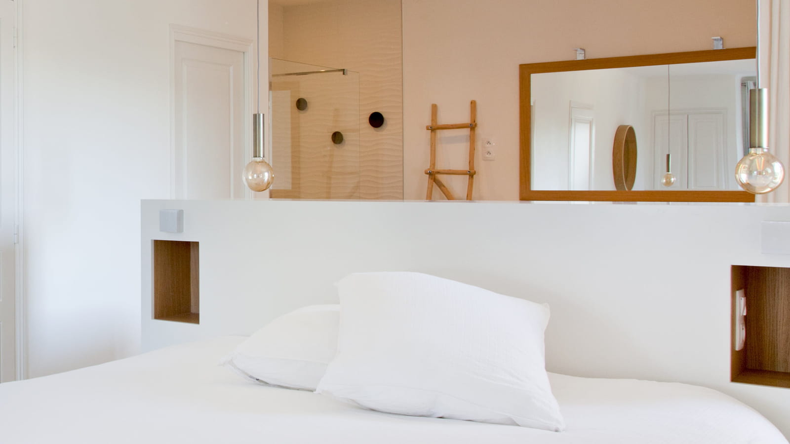 Tête de lit en bois avec niches
