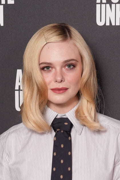 Coiff&eacute;e d'une simple &eacute;pingle &agrave; cheveux, Elle Fanning est sublime sur le tapis rouge