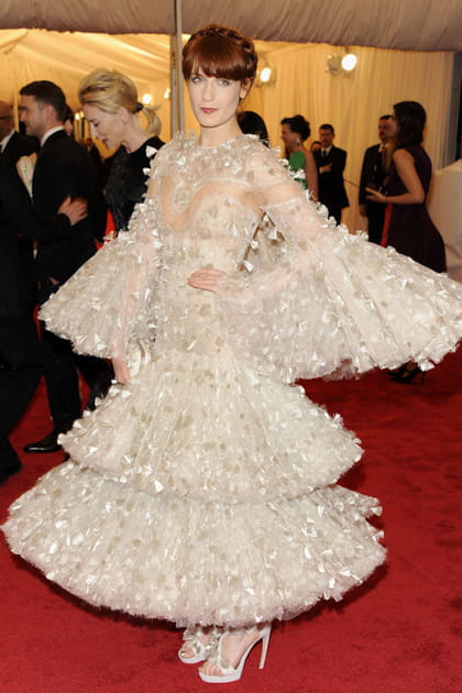 Florence Welch en robe &agrave; &eacute;tages Alexander McQueen