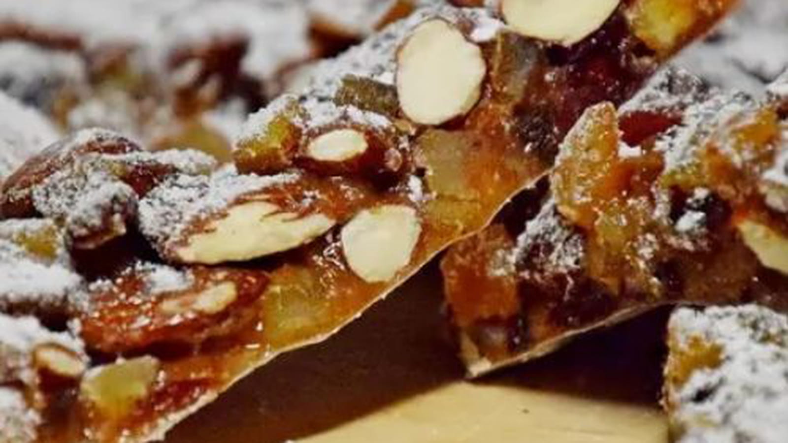 Panforte aux amandes, noisettes, raisins secs et agrumes confits