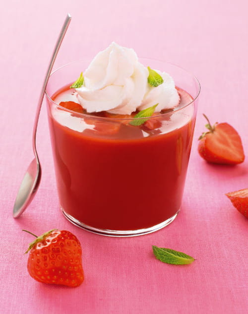 Soupe de fraises, infusion menthe et chantilly