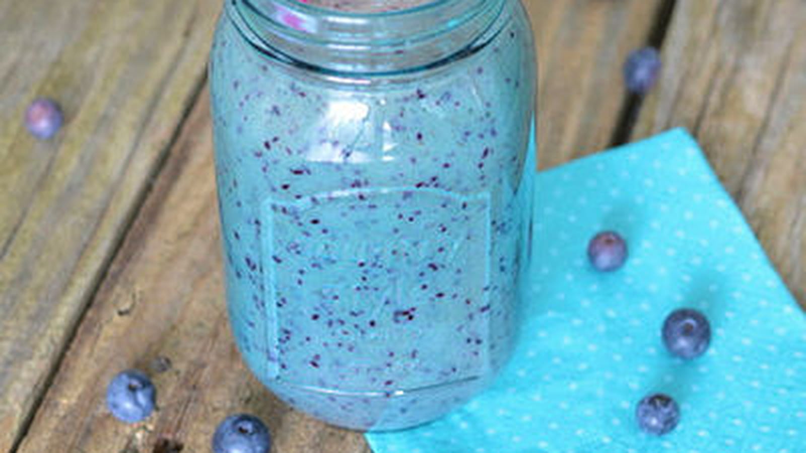 Smoothie banane, myrtille, lait de coco et citron vert