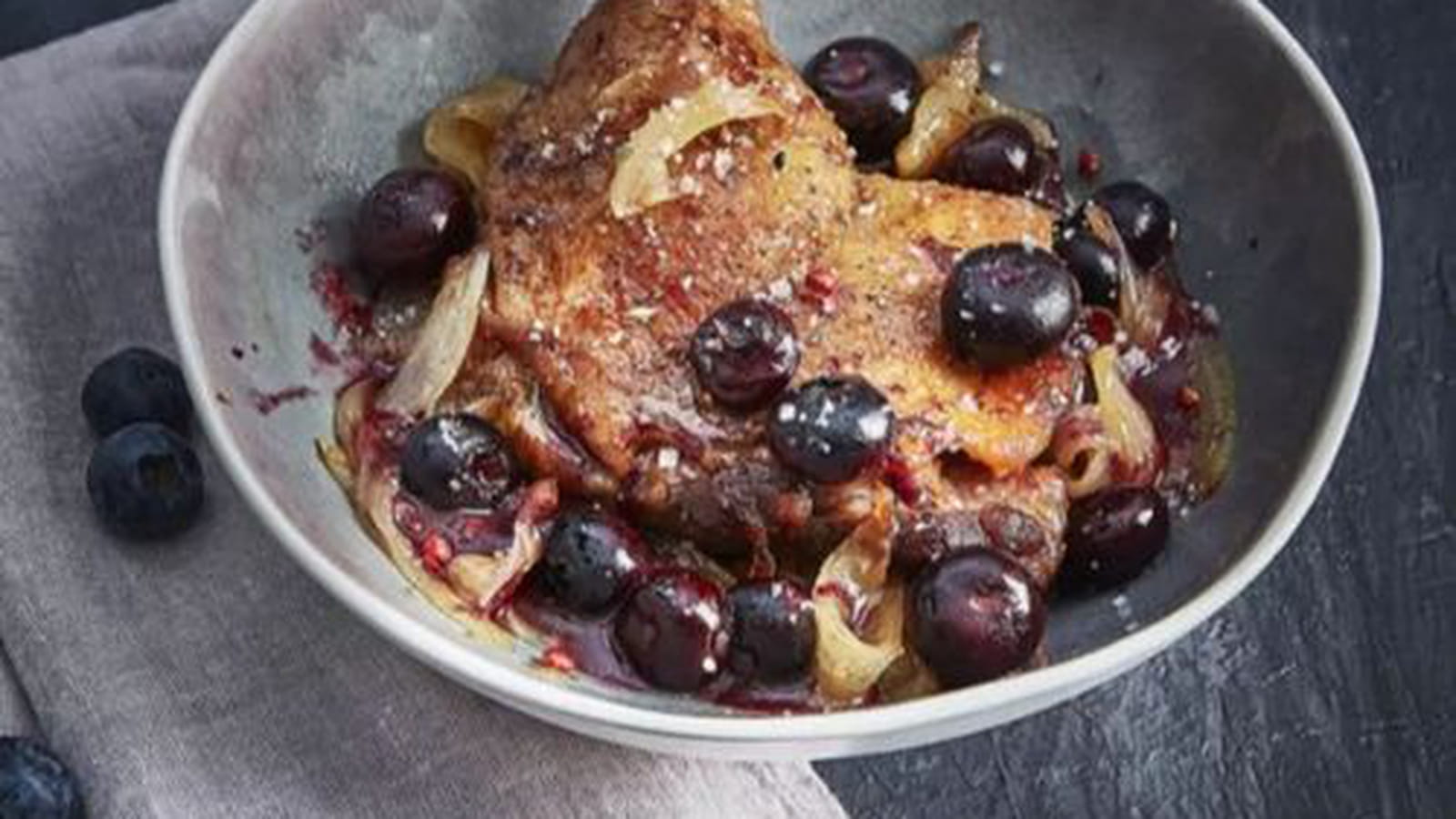 Confit de canard au miel et myrtilles