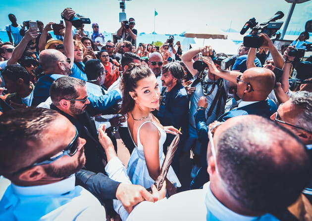 Bella Hadid bien entour&eacute;e &agrave; la plage Magnum