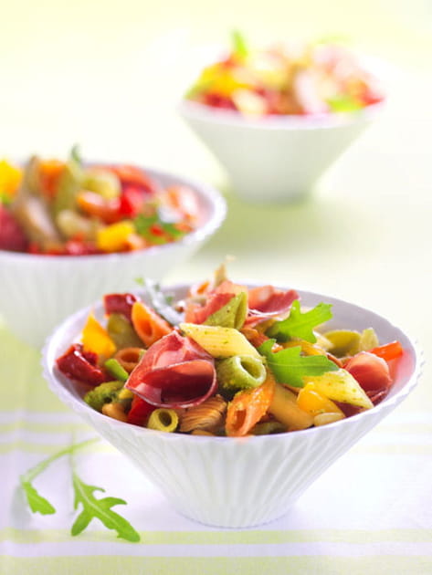 Salade de Penne Tricolore et antipasti &agrave; la roquette