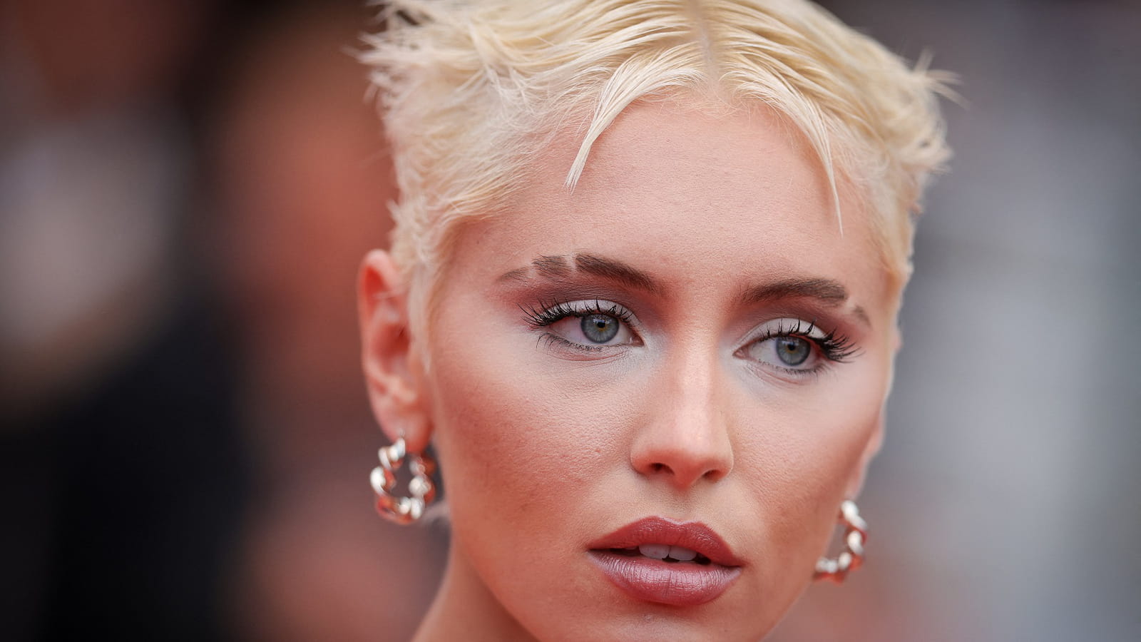 Iris Law et ses sourcils rasés