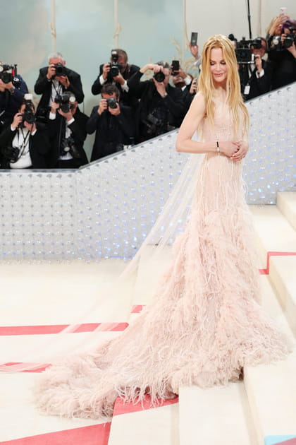 Nicole Kidman en robe rose &agrave; plumes Chanel