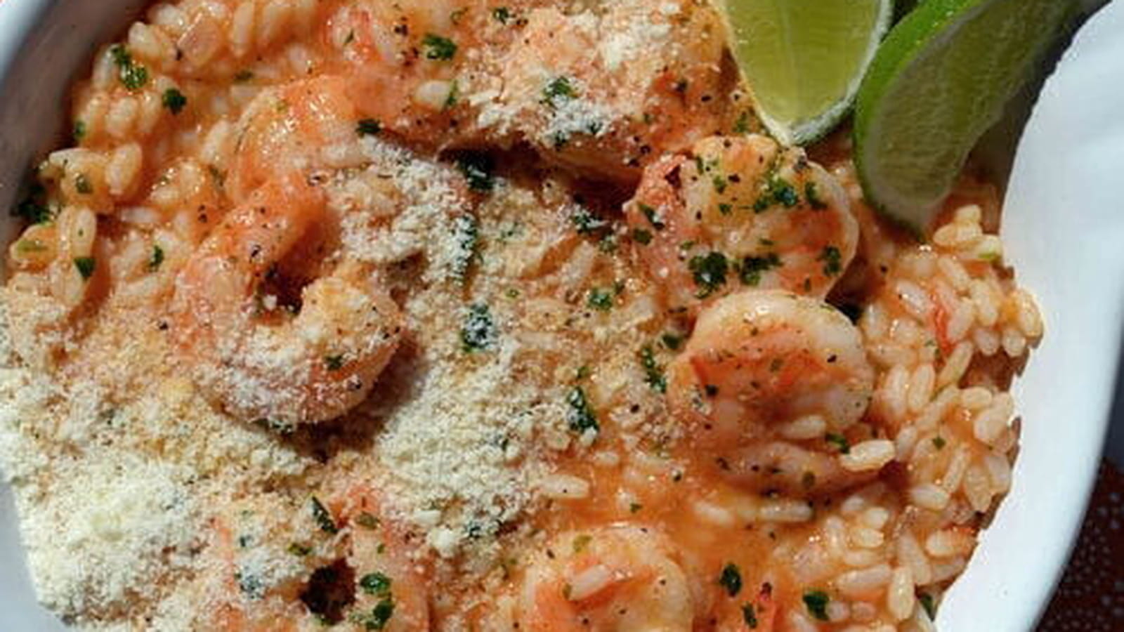 Risotto au bouillon de tomates, scampi, parmesan et citron vert