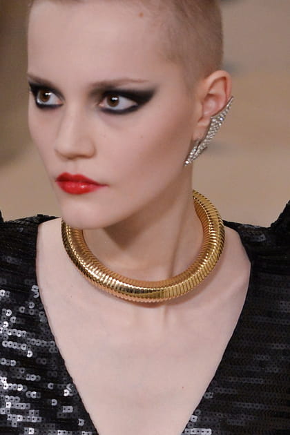 Le collier ras-le cou tubulaire or du d&eacute;fil&eacute; Saint Laurent