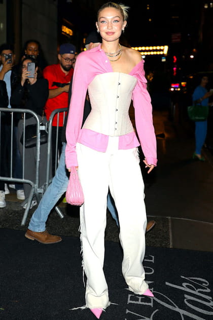 Gigi Hadid en corset beige et chemise asymétrique rose