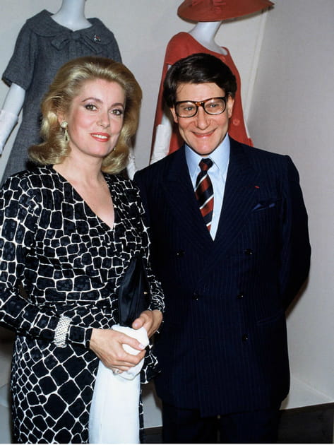 Catherine Deneuve en robe à imprimé craquelé