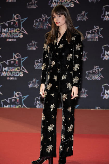Clara Luciani en ensemble de velours noir brod&eacute;