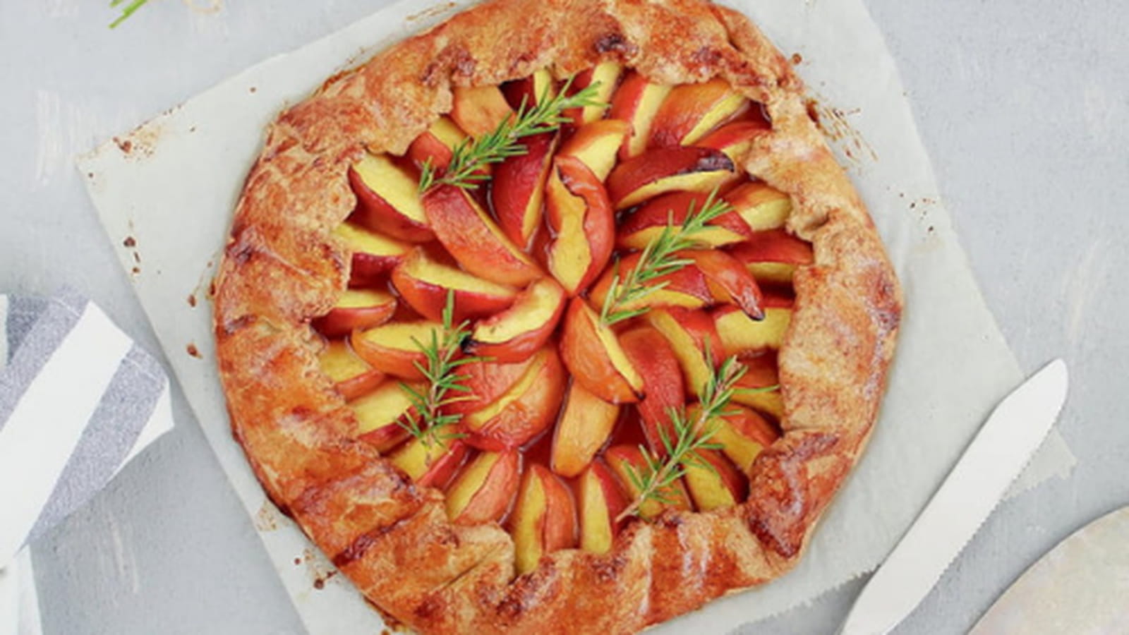 Tarte aux pêches, miel, citron et romarin