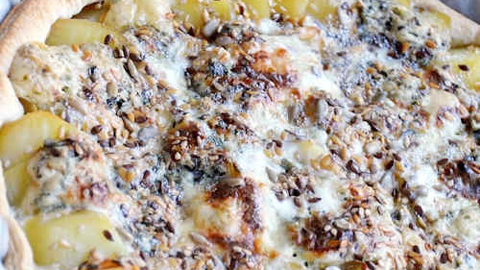 Tarte aux pommes de terre, bleu d'Auvergne et graines