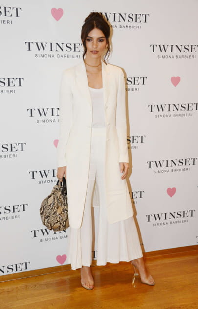 Emily Ratajkowski en ensemble blanc et sac à main ballon imprimé animal