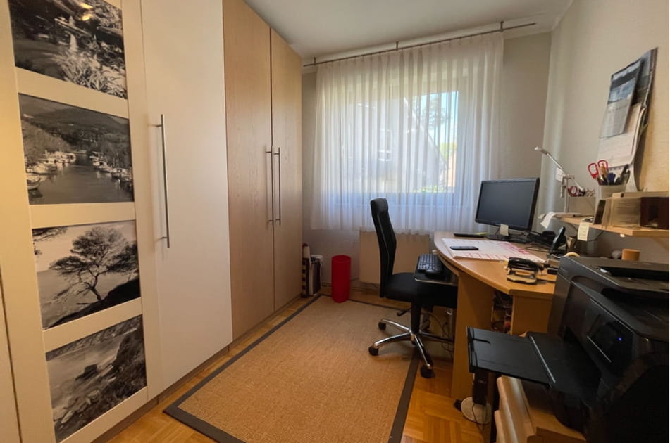 Avant&nbsp;: un petit bureau dans l'entr&eacute;e
