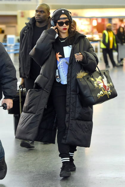 Rihanna en doudoune noire matelass&eacute;e et jogging