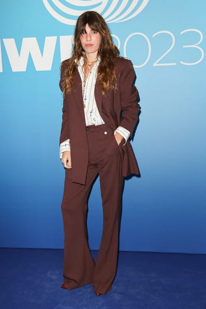 Lou Doillon en tailleur marron et chemise bohème
